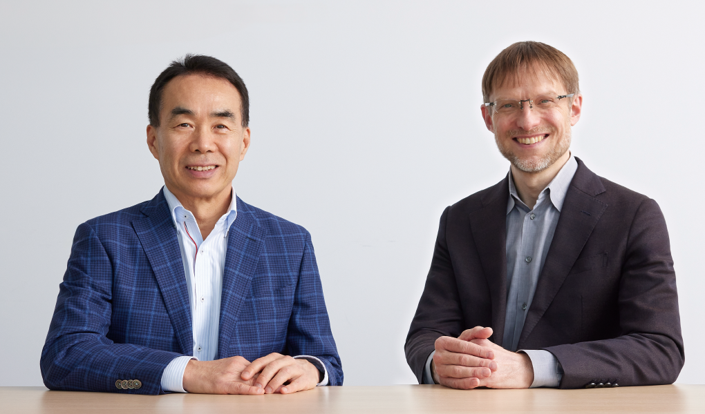 From left to right: Satoru Takashima, Group CEO, Senior Professor at Shizenkan, Graduate School of Education, and Peter D. Pedersen, Representative Director of Nellis, a non-profit organization