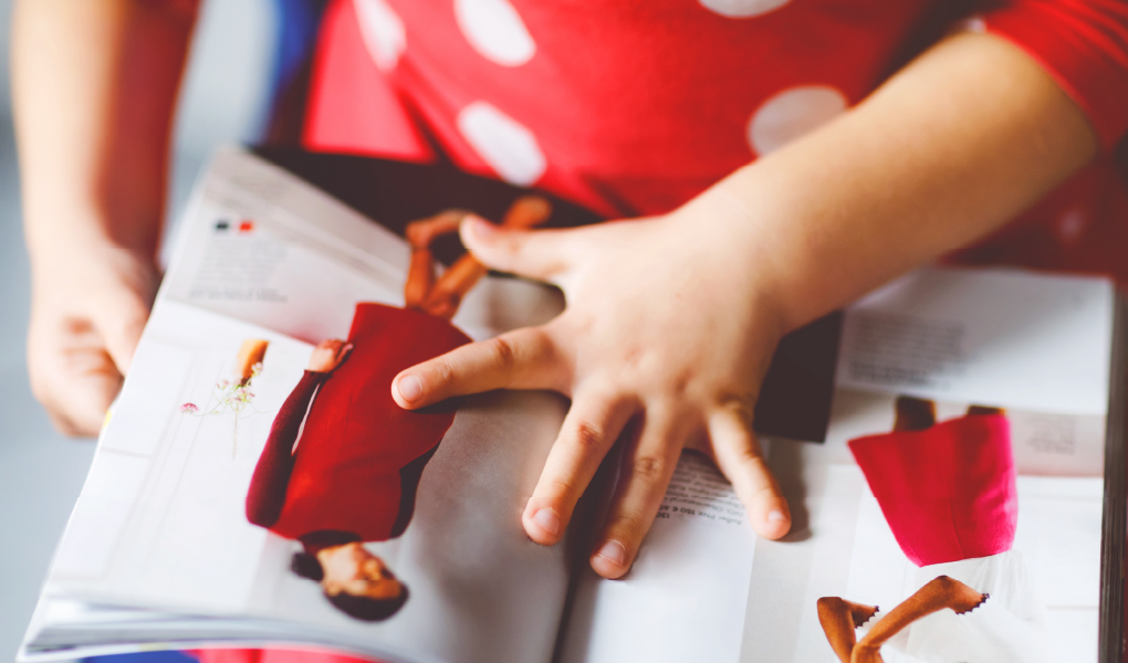 雑誌と雑誌が閉じないように開く手