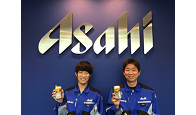 朝日啤酒 (株) 包装技术研究所黑田隆平先生 (右) 、中岛宏章先生 (左)