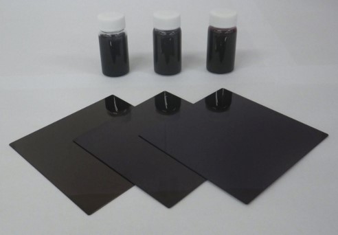 NIR透過材料のレジストインキ（上）とその塗工基板（下）